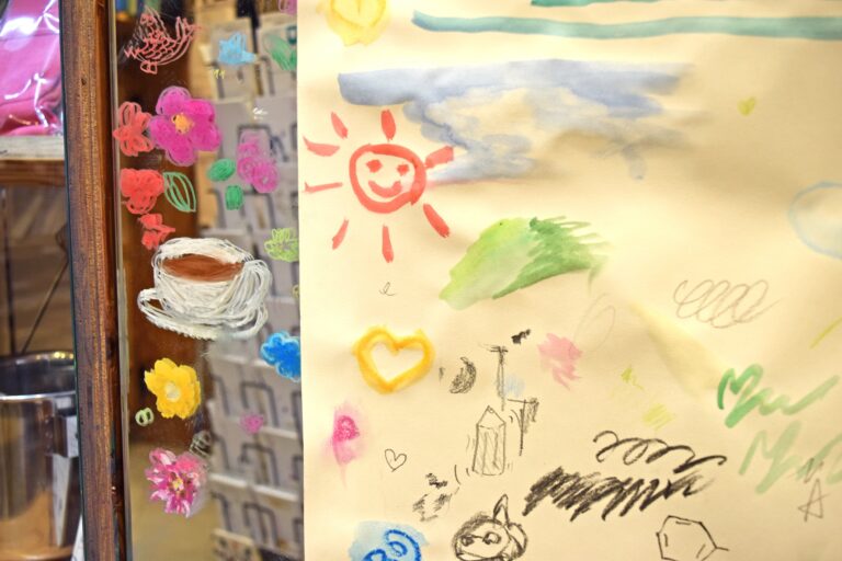 店内の試し描きコーナー