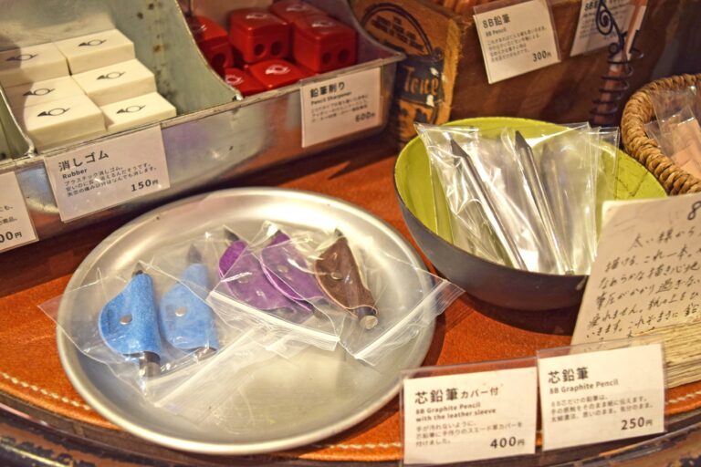 手の動きをダイレクトに伝えられる「8B芯鉛筆」