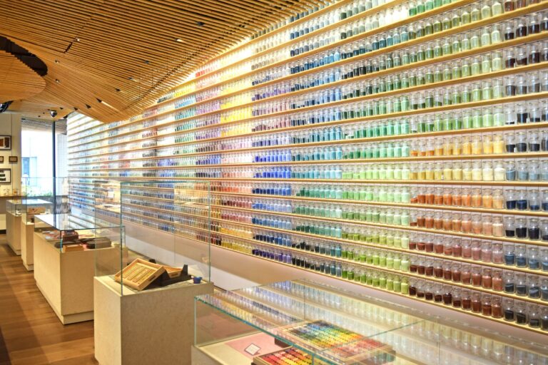 たくさんの顔料が並ぶ圧巻のディスプレイ。こちらの商品は、すべて購入可能です。