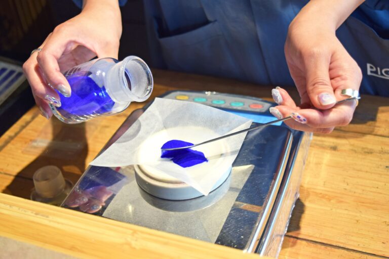 カウンターで計量している様子