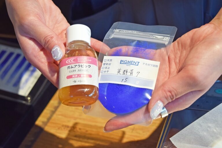 計量してパッキングされた「新岩 美群青」と「ガムアラビック」