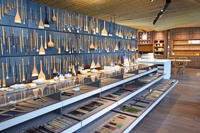 様々な筆や陶器の製品が並ぶディスプレイ