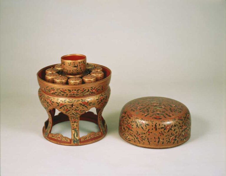 重要文化財　花鳥七宝繋文密陀絵沈金御供飯