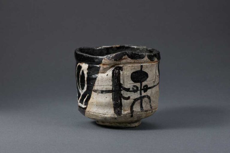 重要文化財　黒織部筒茶碗　銘 冬枯