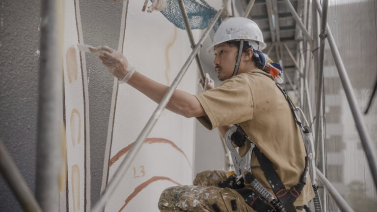 新作の壁画を制作する淺井裕介氏 Photos by Yusuke Suzuki