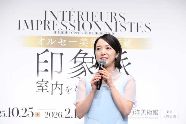 上白石萌音さんの記者会見の様子
