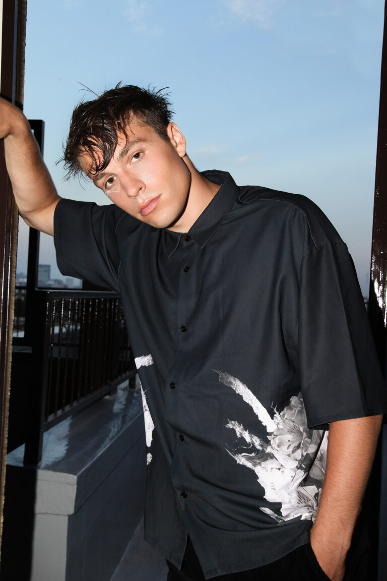 HAREとのコラボレーション。ブランドの世界観と共鳴した一作。