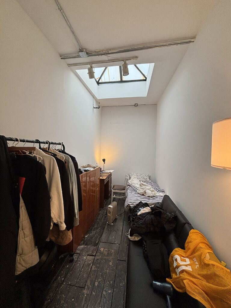 1ヶ月滞在したギャラリーの部屋