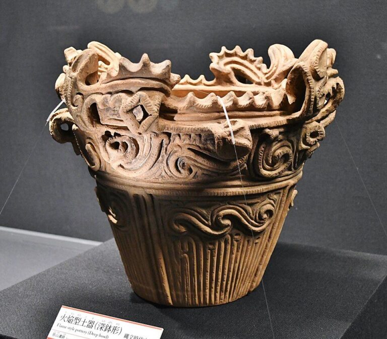 火焔型土器(国宝指定番号14)