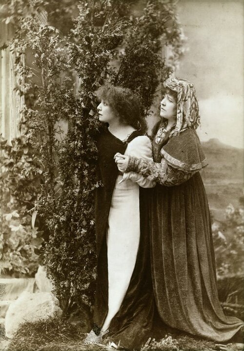 『ジスモンダ』（1894年）の一場面サラ・ベルナール（左）