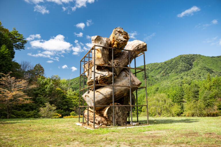 西澤利高《すべてに魂があって すべての魂はひとつだった》Photo by Osamu Nakamura　※2024年秋に開催された、「下呂Art Discovery」の前身となるアートプロジェクト「南飛騨 Art Discovery」で制作・公開され、継続展示される作品。