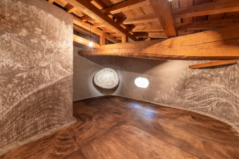 鈴木初音《川と山のあいだ 種まきに歩く人》Photo by Osamu Nakamura　※2024年秋に開催された、「下呂Art Discovery」の前身となるアートプロジェクト「南飛騨 Art Discovery」で制作・公開され、継続展示される作品。