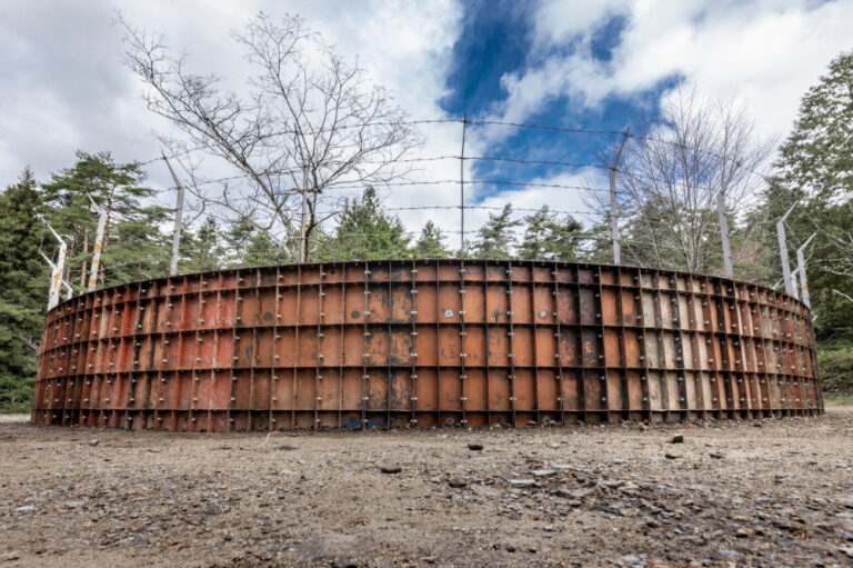遠藤利克《空洞の庭》Photo by Osamu Nakamura　※2024年秋に開催された、「下呂Art Discovery」の前身となるアートプロジェクト「南飛騨 Art Discovery」で制作・公開され、継続展示される作品。