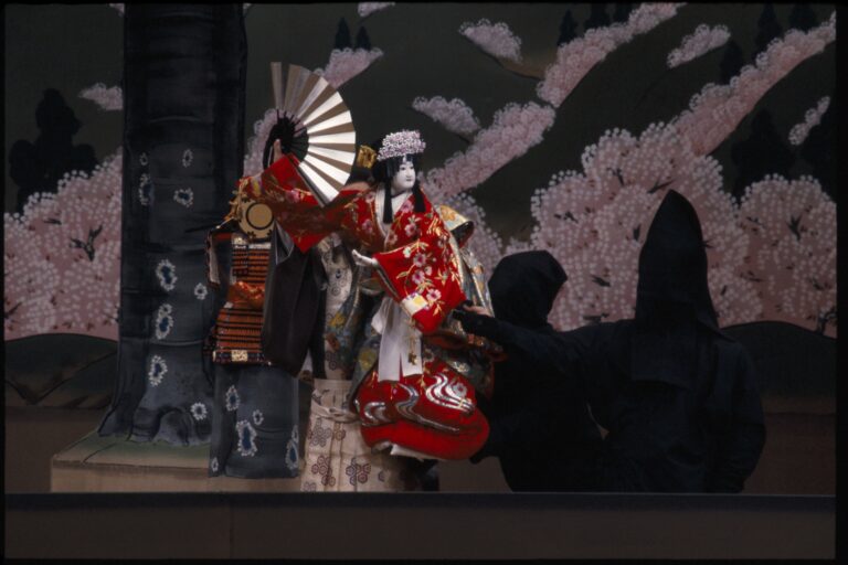 文楽「義経千本桜（よしつねせんぼんざくら）」の舞台より「静御前（しずかごぜん）」 提供：人形浄瑠璃文楽座
