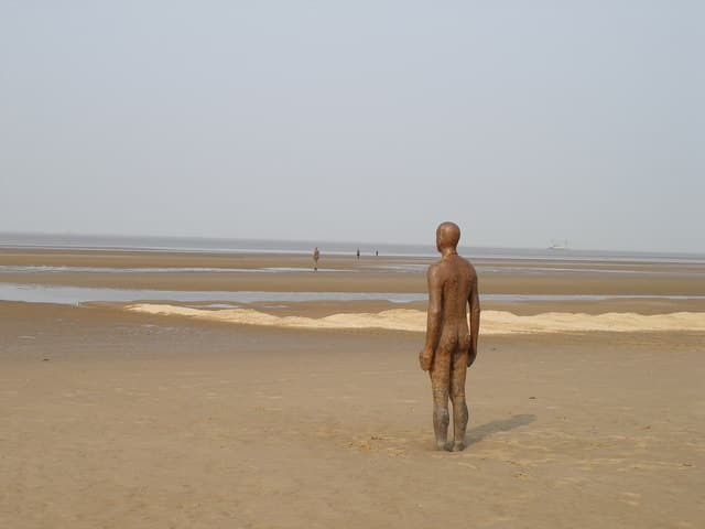 自分の身体を鋳造⁉アントニー・ゴームリー、身体と空間の境界を問う