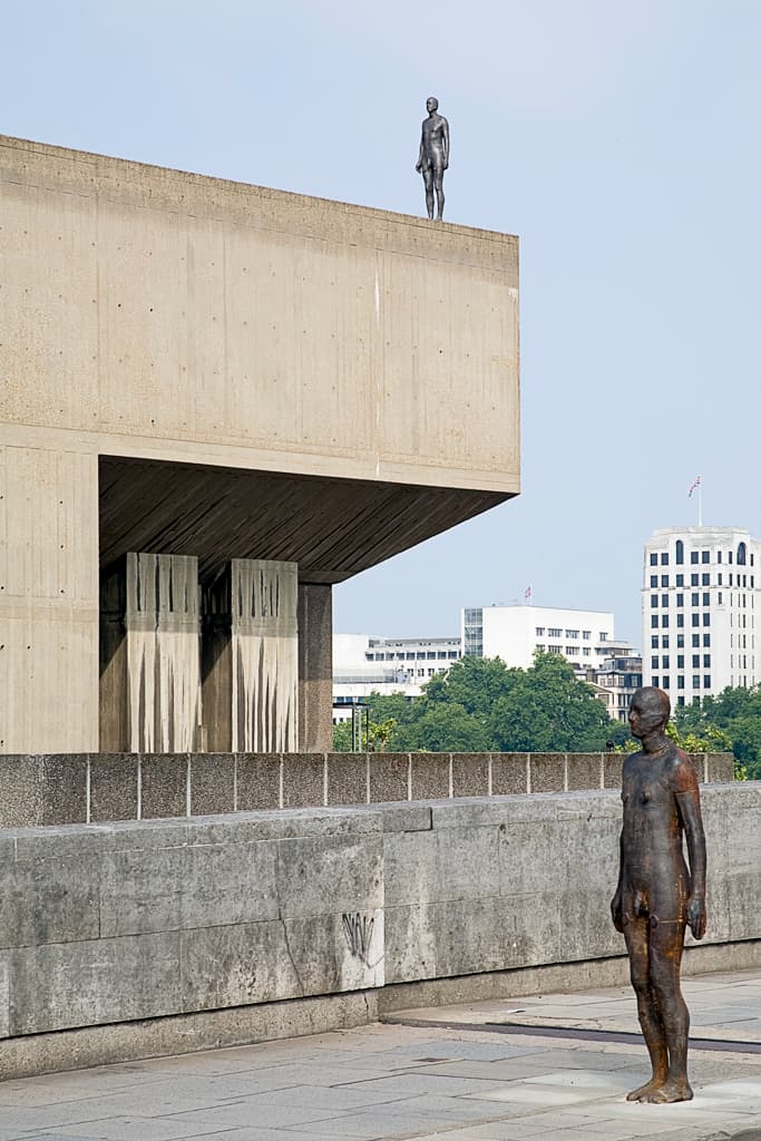 自分の身体を鋳造⁉アントニー・ゴームリー、身体と空間の境界を問う