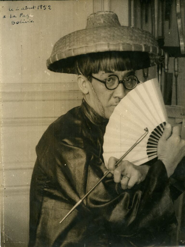 撮影者不明《パイプと扇子を持った藤田》1932年　東京藝術大学所蔵