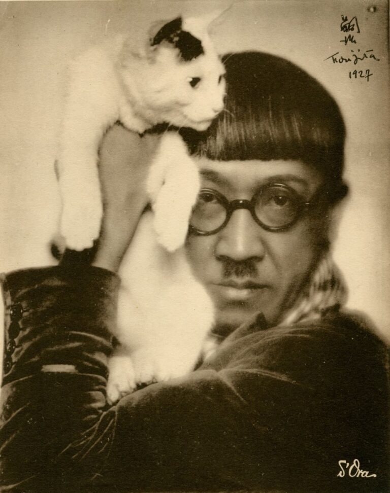 ドラ・カルムス(マダム・ドラ)《猫を肩にのせる藤田嗣治》1927年　東京藝術大学所蔵