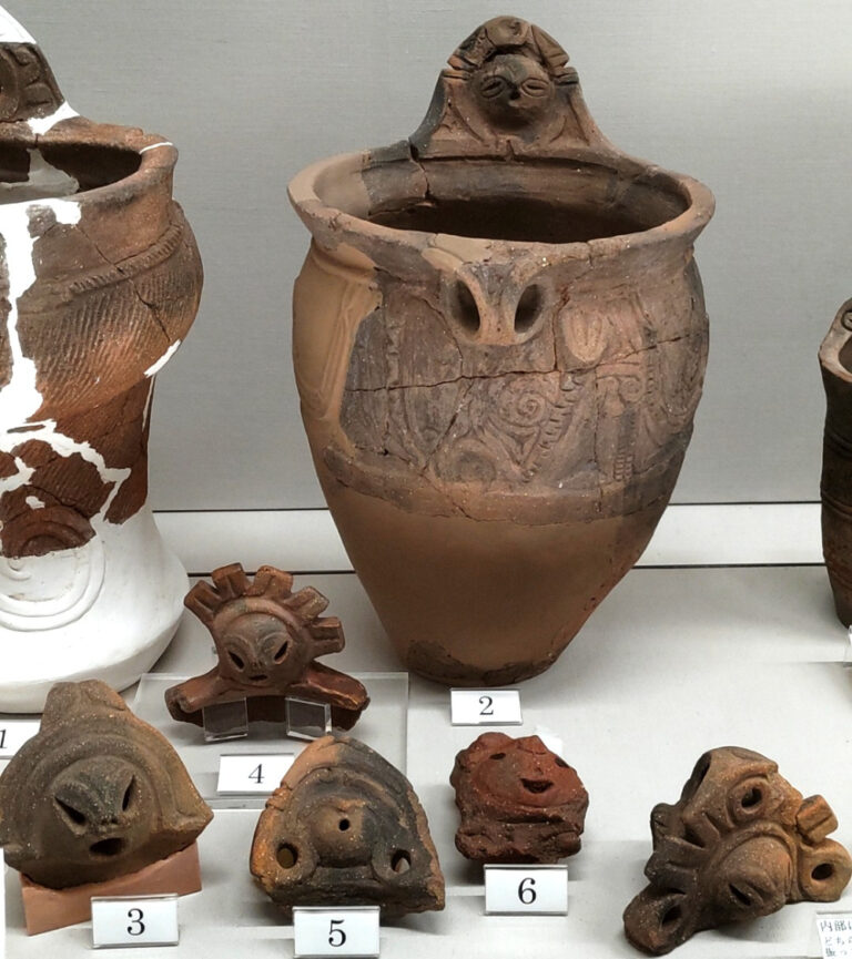 ①「顔面装飾付土器」茅野市尖石縄文考古館 筆者撮影