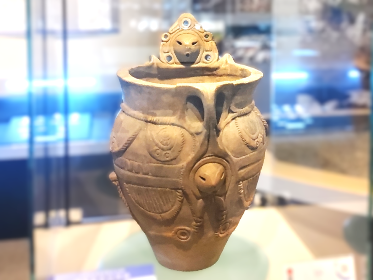 ②「出産文土器（顔面把手付深鉢）」北杜市考古資料館　筆者撮影