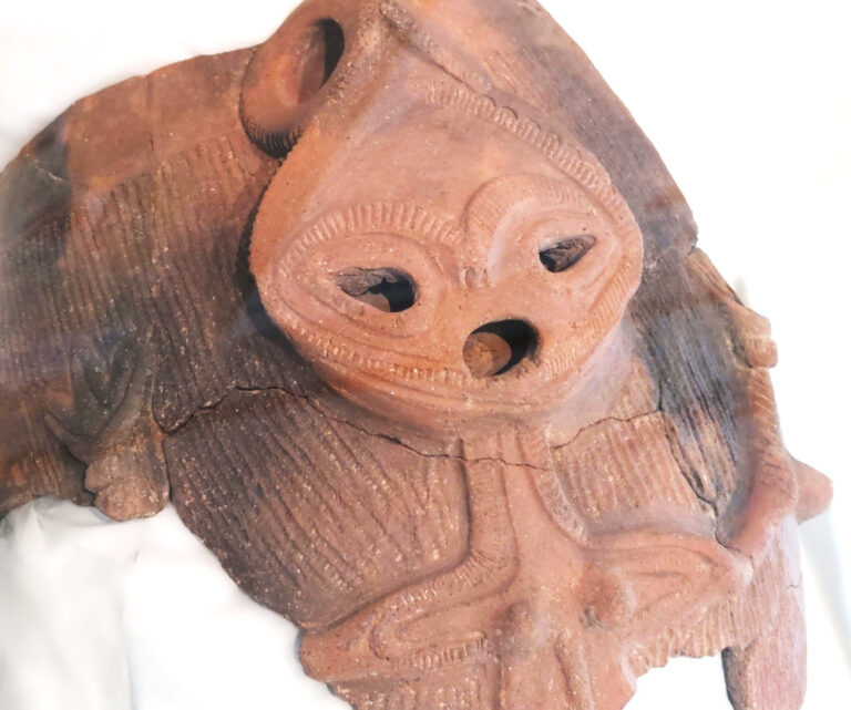 ③「土偶装飾付有孔鍔付土器」北杜市考古資料館 筆者撮影