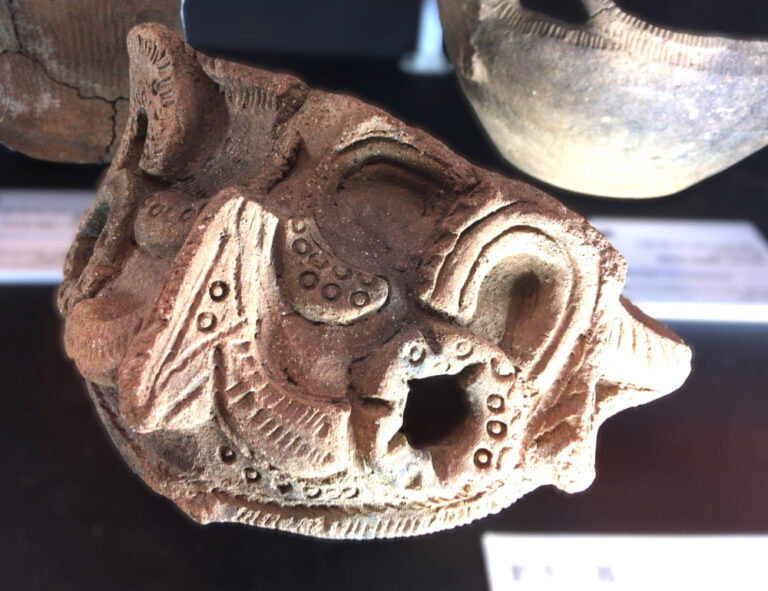 ⑦「釣手土器」北杜市考古資料館 筆者撮影