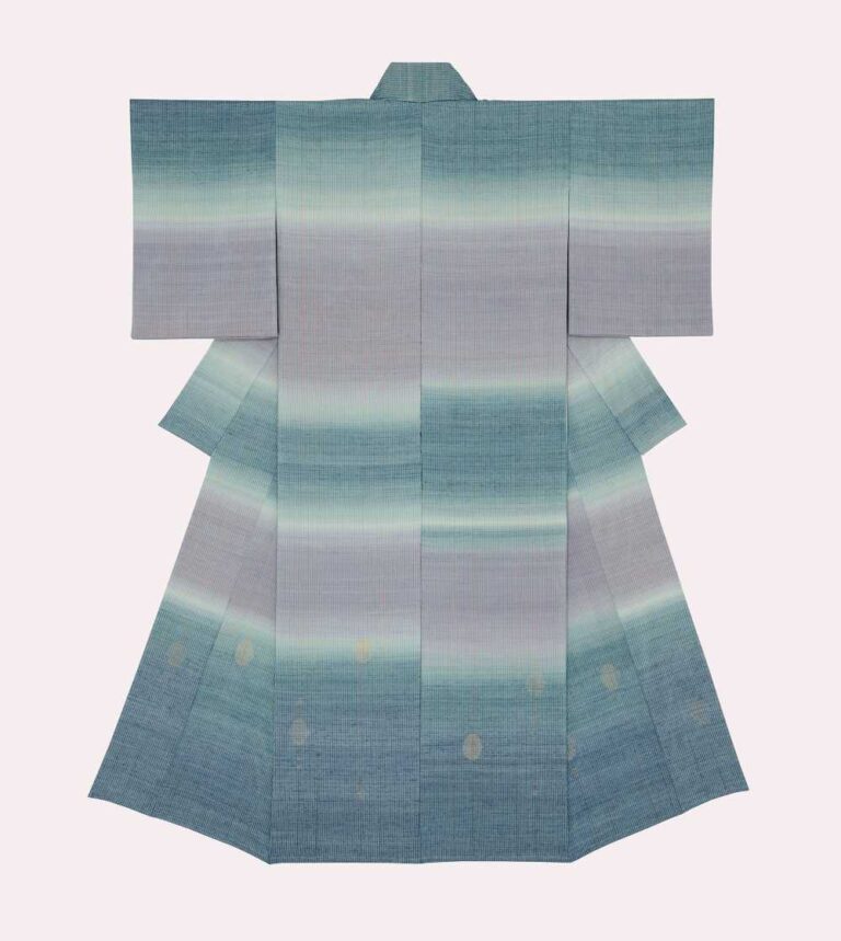 《朧月夜》 2025年　志村ふくみ監修　制作 都機工房　絹糸・金糸/紫根、藍、臭木 【通期展示】