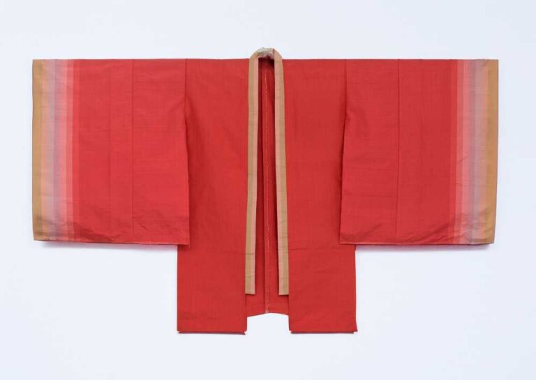 舞衣《紅扇》 2021年　志村ふくみ監修　制作 都機工房　絹糸/紅花、藍、刈安、臭木、紫根 【前期展示】