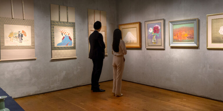 ガラスケースなし!作品を間近で鑑賞