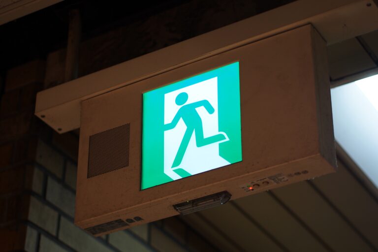 避難口誘導灯(筆者撮影)