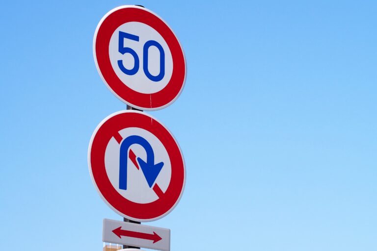 赤が使われている標識の例(筆者撮影)