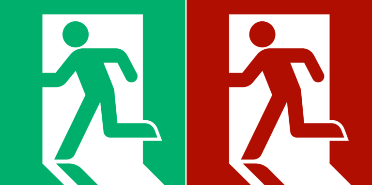 左：非常口のピクトグラム（消防庁告示「誘導灯及び誘導標識の基準」）、右：左の画像を筆者が加工
