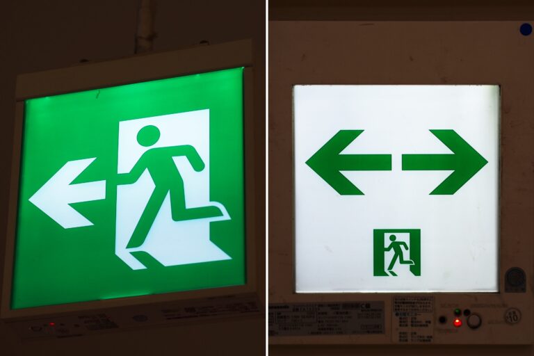 避難口誘導灯と通路誘導灯(筆者撮影)