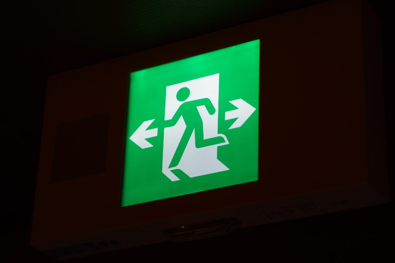 避難口誘導灯(筆者撮影)