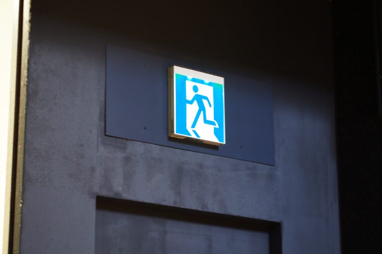 避難口誘導灯(筆者撮影)