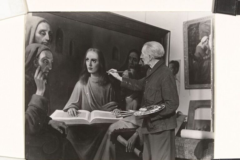 1024px-Han_van_Meegeren,_werkend_aan_'Christus_temidden_van_de_schriftgeleerden',_om_te_bewijzen_dat_hij_de_Emmaüsgangers_van,_RP-F-2005-10