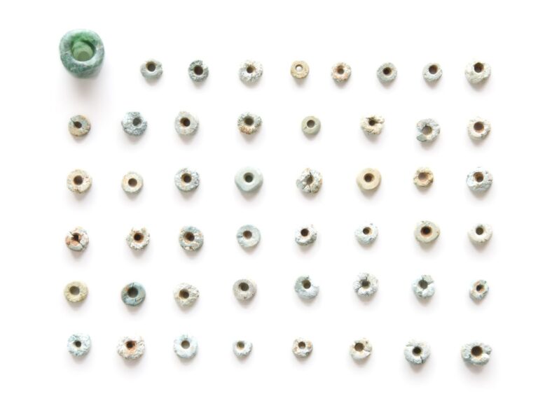 亀ヶ岡石器時代遺跡「土坑墓出土玉類」