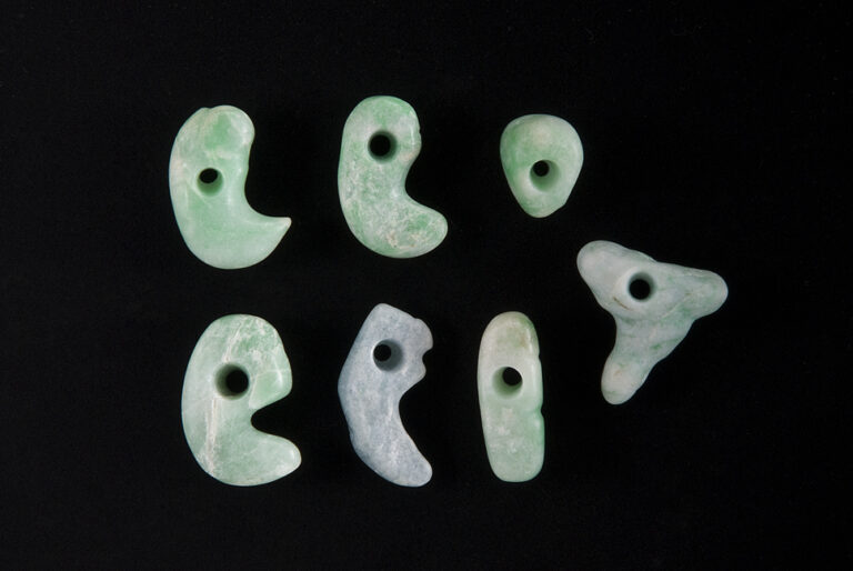 朝日山(1)遺跡「ヒスイ製玉類」