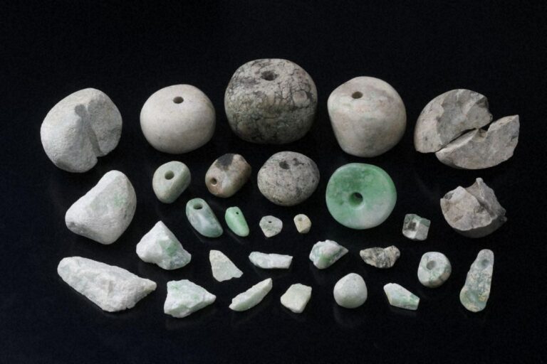 ヒスイ製大珠、他