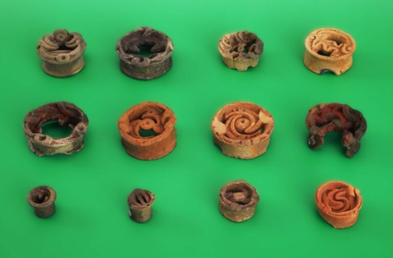 「透かし彫り土製耳飾り」