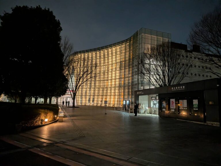 夜の国立新美術館
