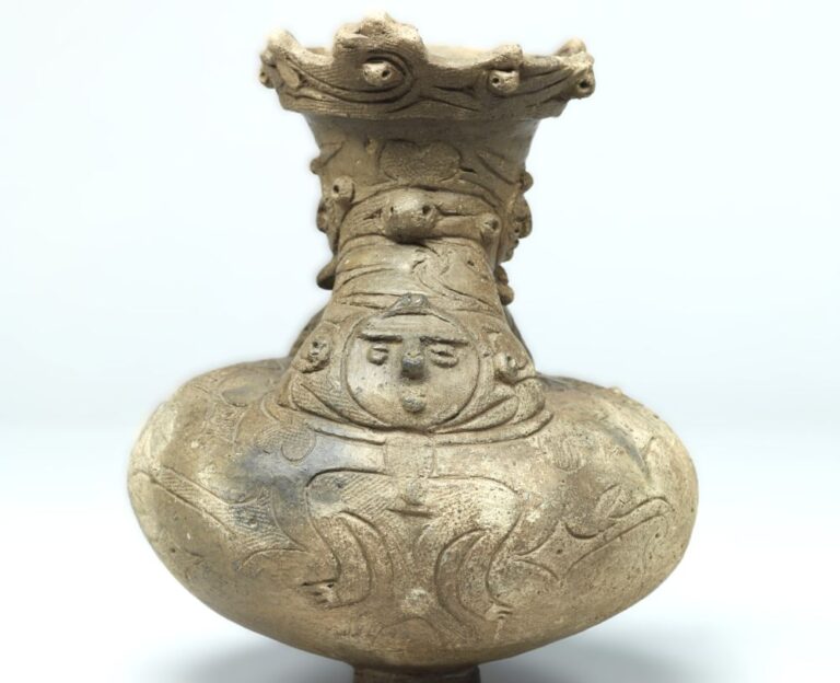 人形装飾付異形注口土器　出典：ColBase, 一部改変