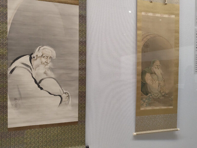 （展示風景）（左）《ディオゲネス》1903-05（明治36-38）年　大英博物館蔵　©The Trustees of the British Museum（通期展示） （右）《ダイオゼニス》 1903（明治36）年　東京国立近代美術館（通期展示）（筆者撮影）