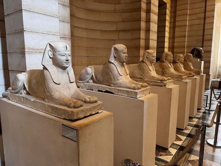 1280px-Rank_of_Sphinxes_in_Louvre_Museum_(235)