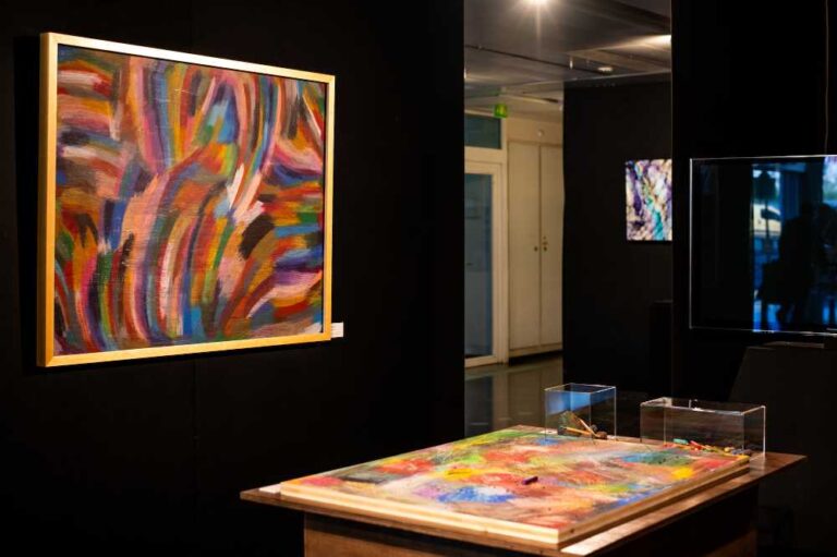 ヘラルボニー契約作家の岡部志士氏のアトリエを再現した展示空間