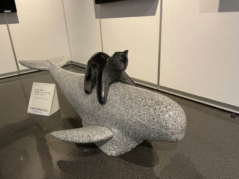 猫浜物語に登場するスナメリと猫のこまの銅像