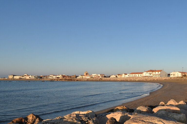 サント＝マリー＝ド＝ラ＝メール　朝焼けのビーチと街並み（Draupnir3 • CC BY-SA 3.0）