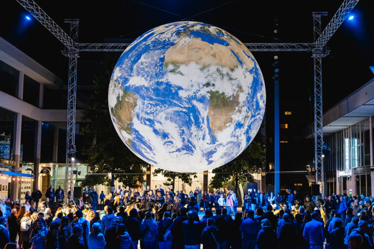 『GAIA』（Visible HEART：芝生広場（東））／Luke Jerram／イギリス Courtesy of Light Art Collection