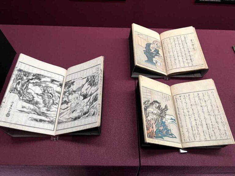 右2冊が『絵本百物語』　桃山人撰　竹原春泉画　1841年