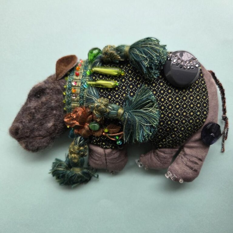 持ち歩けるアート！羊毛フェルトブローチ作家 IRODORI AZの世界